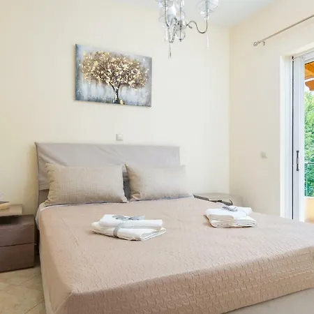 Michael דירה Alepou